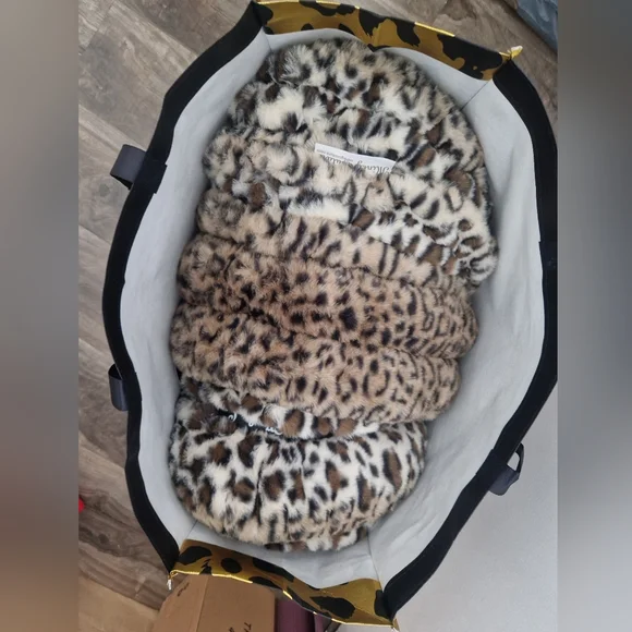 Minky Couture Leopard Print Cozy blanket - Picture 4 of 12